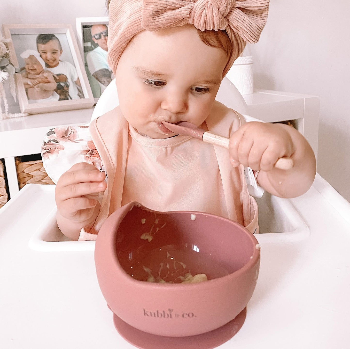 Baby self-feeding with Kubbi & Co silicone baby spoon and suction bowl